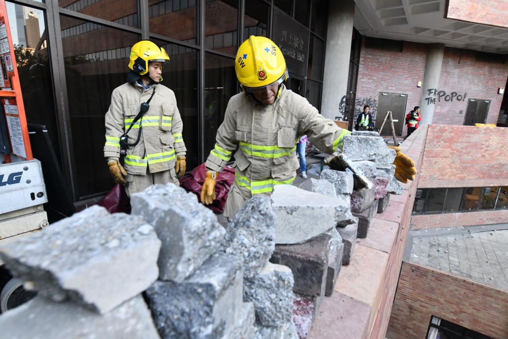 消防人员进入校园，检查是否有危险品。