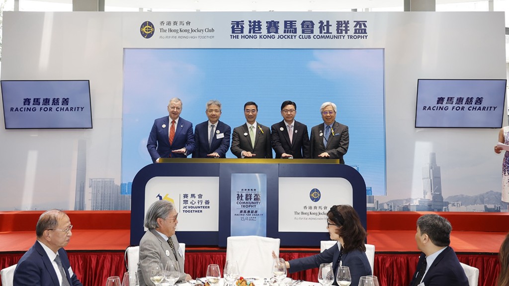 勞工及褔利局局長孫玉菡（右二）、馬會主席利子厚（中）、馬會副主席李家祥博士（右一）、馬會行政總裁應家柏（左一）及「賽馬會眾心行善」計劃諮詢委員會召集人張仁良教授（左二）為在「香港賽馬會社群日」上舉行的「賽馬會眾心行善」計畫公佈儀式擔任主禮嘉賓。