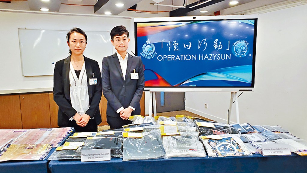 警方東區警區刑事部總督察楊韻明（左）及刑事支援調查隊高級督察朱瑋頤（右）講述案情。