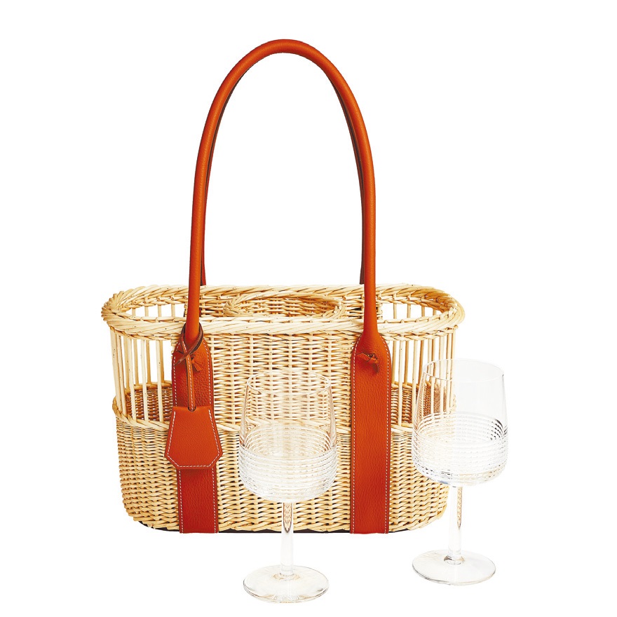 這款結合皮革和柳條的PARK水瓶提籃，以植物纖維為素材編織而成，附有兩隻Intervalle水晶酒杯，讓你野餐更寫意。