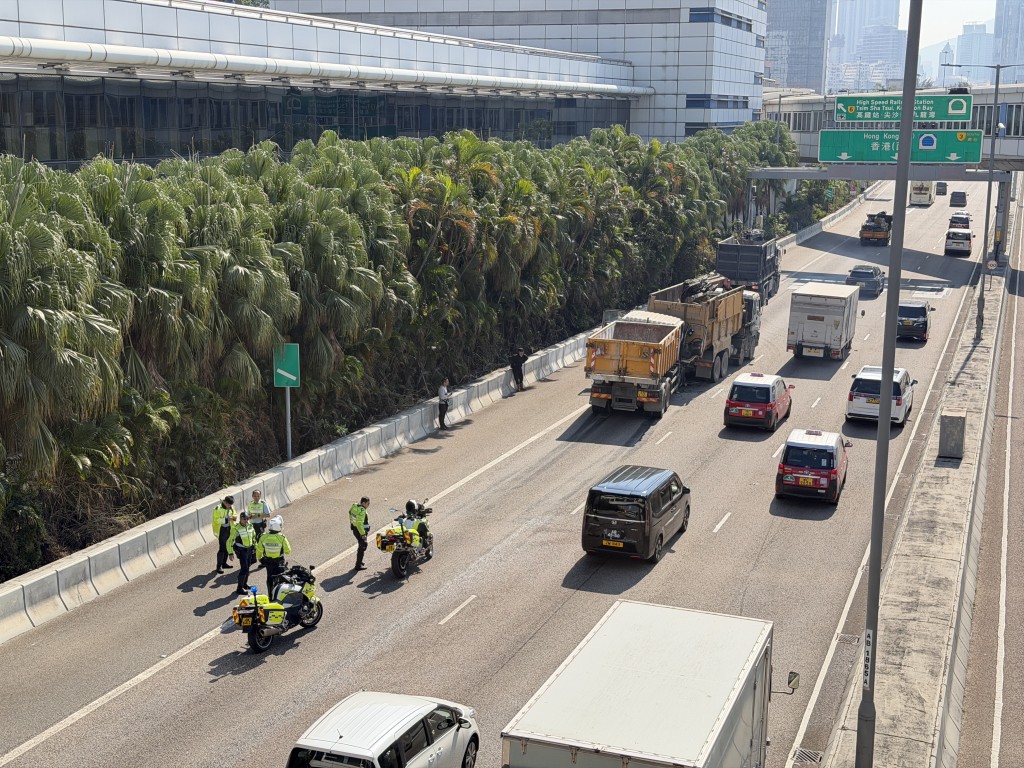 往港島方向交通繁忙。梁國峰攝