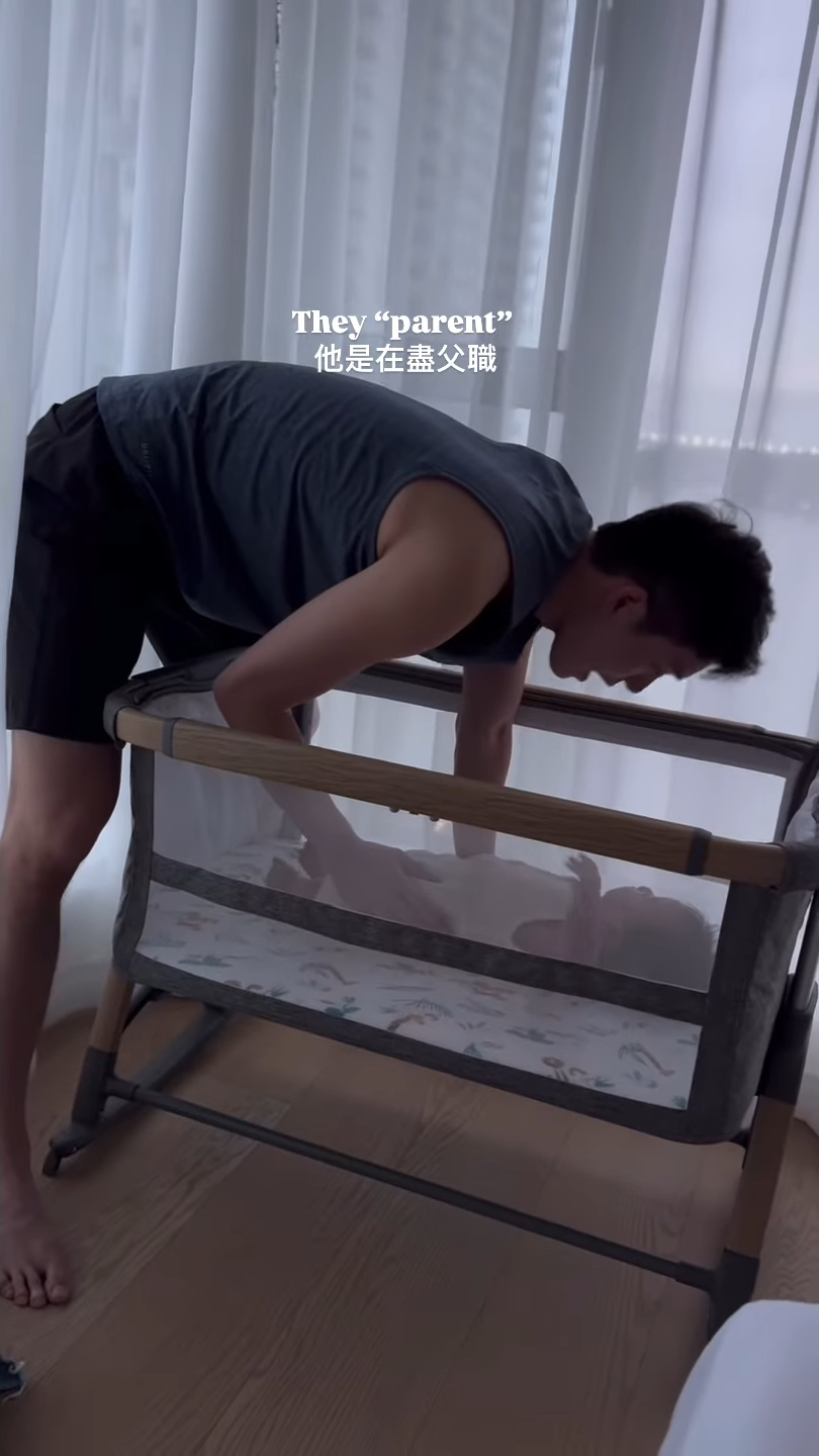 盛勁為在片中幫手湊仔。 盛勁為在片中幫手湊仔。