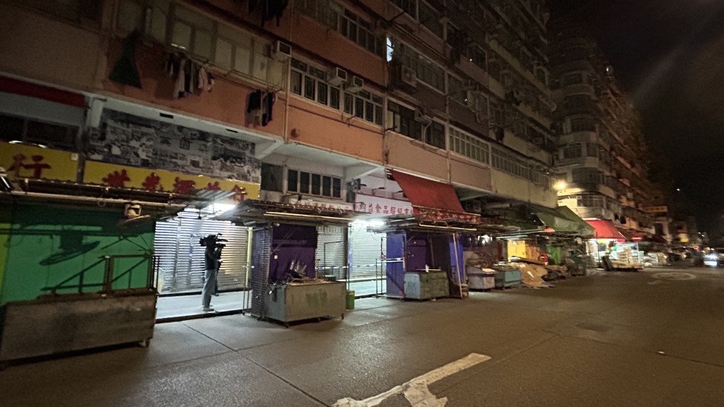 深水埗排檔兩張選舉海報被撕毀。蔡楚輝攝