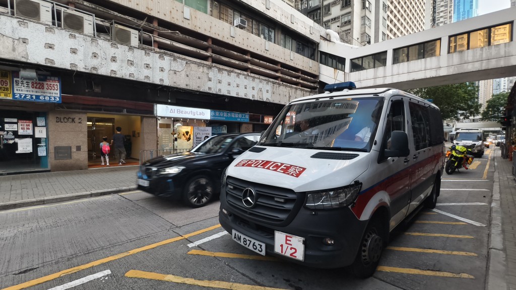警方到場調查女童自縊的原因。徐裕民攝 警方到場調查女童自縊的原因。徐裕民攝