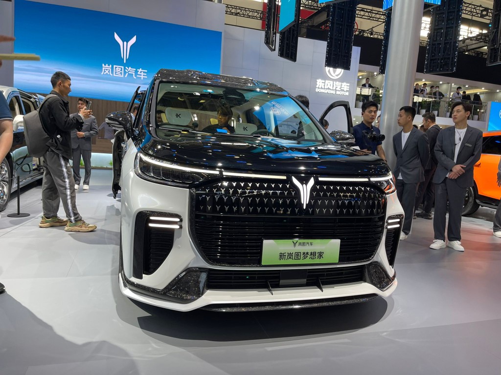 內地葻圖汽車Voyah展出「新葻圖 夢想家」電動豪華七人車。