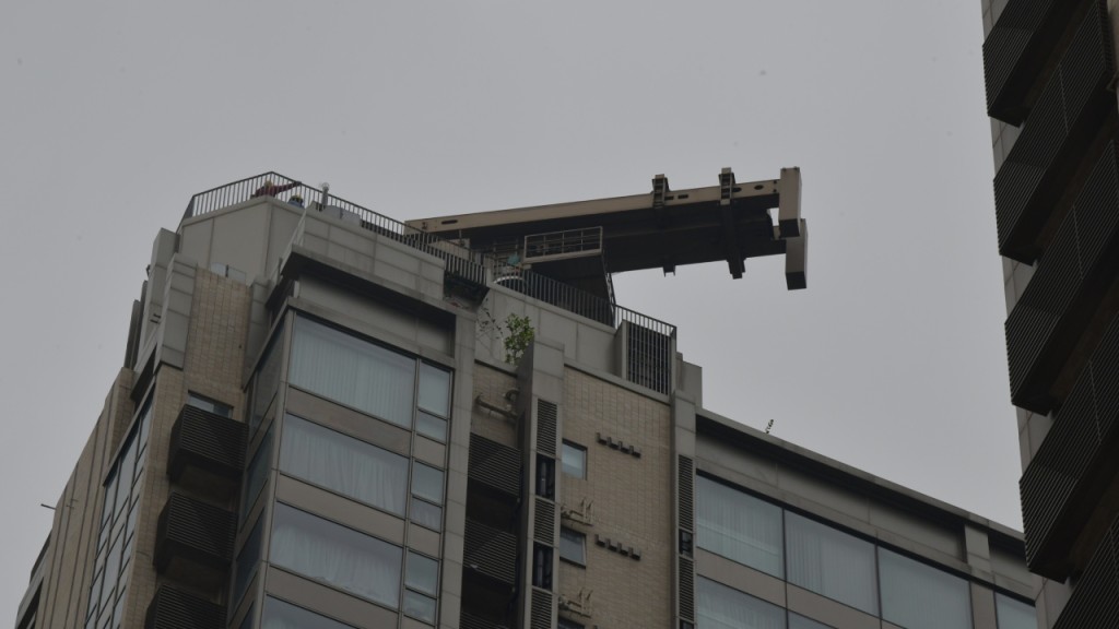 北角吊船工暴雨前夕困半空驚魂 消防協助下安全獲救。