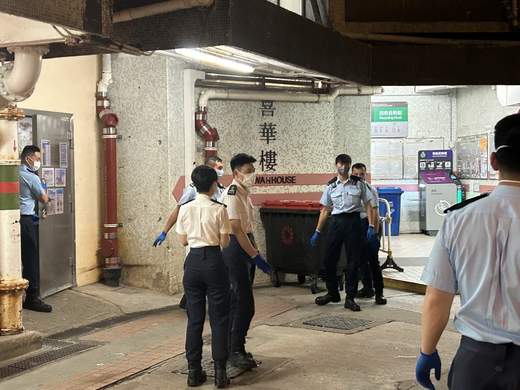 警員多次進出垃圾房調查。曾志恒攝 警員多次進出垃圾房調查。曾志恒攝