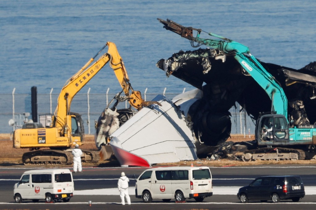 羽田机场开始清理日航客机残骸。路透社