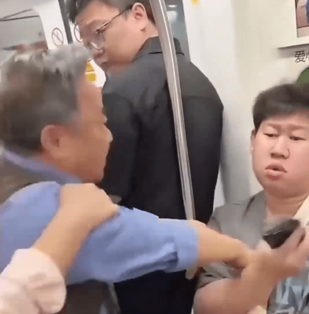 老翁硬拉年輕男逼讓座。 老翁硬拉年輕男逼讓座。