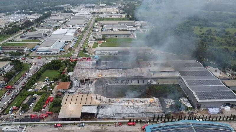 纸厂发生大火,当局出动大量消防车赶至现场灌救。Fire & Rescue Thailand/FB 纸厂发生大火,当局出动大量消防车赶至现场灌救。Fire & Rescue Thailand/FB