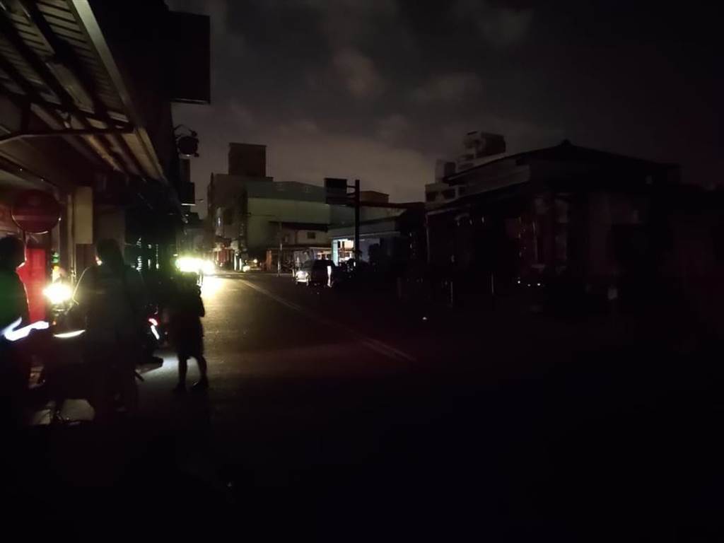 宜蘭市區陷入一片漆黑。網上圖片