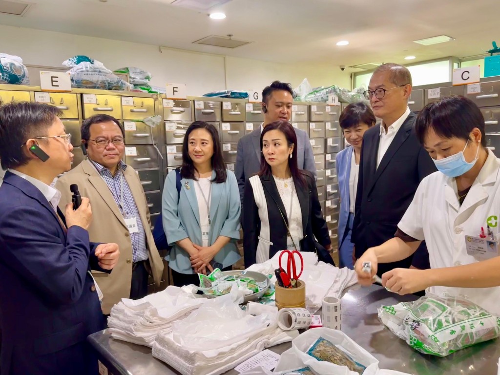 代表团听取中山陈星海中西医结合医院院长黄汉伟（左一）介绍该院的治未病中心。