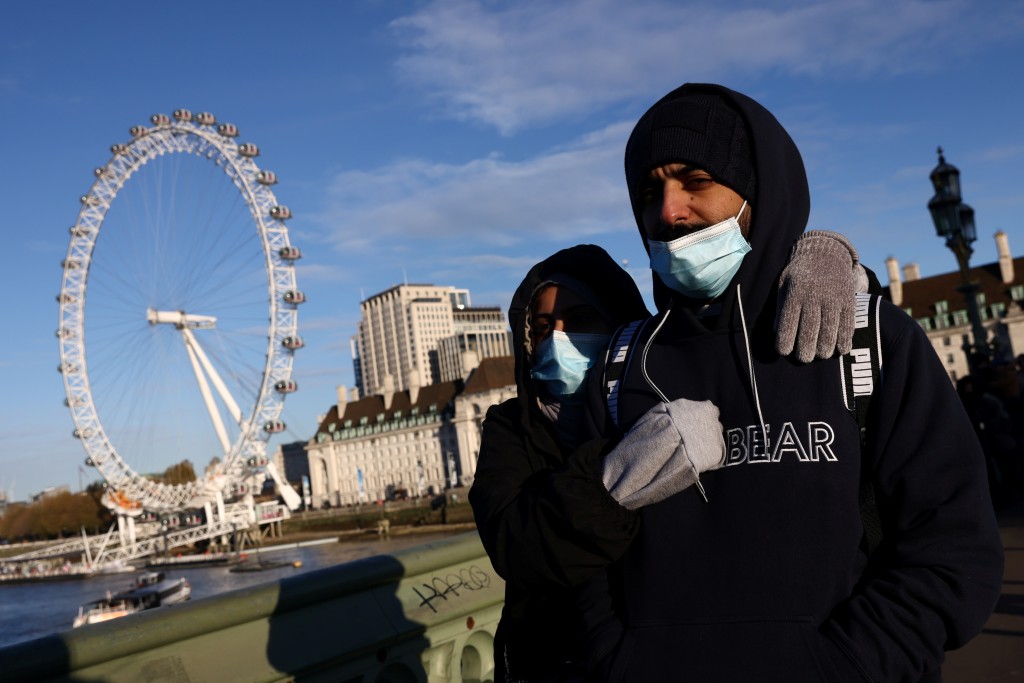 不少英國人包括知識專業階層拒戴口罩。路透社圖片