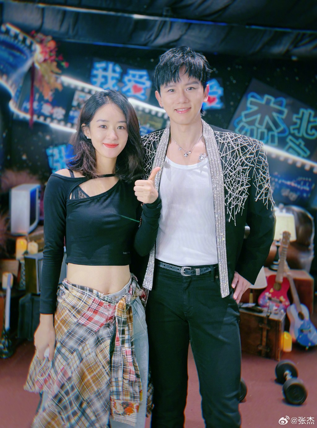 赵丽颖今年8月25日在北京看歌手张杰（右）演唱会。