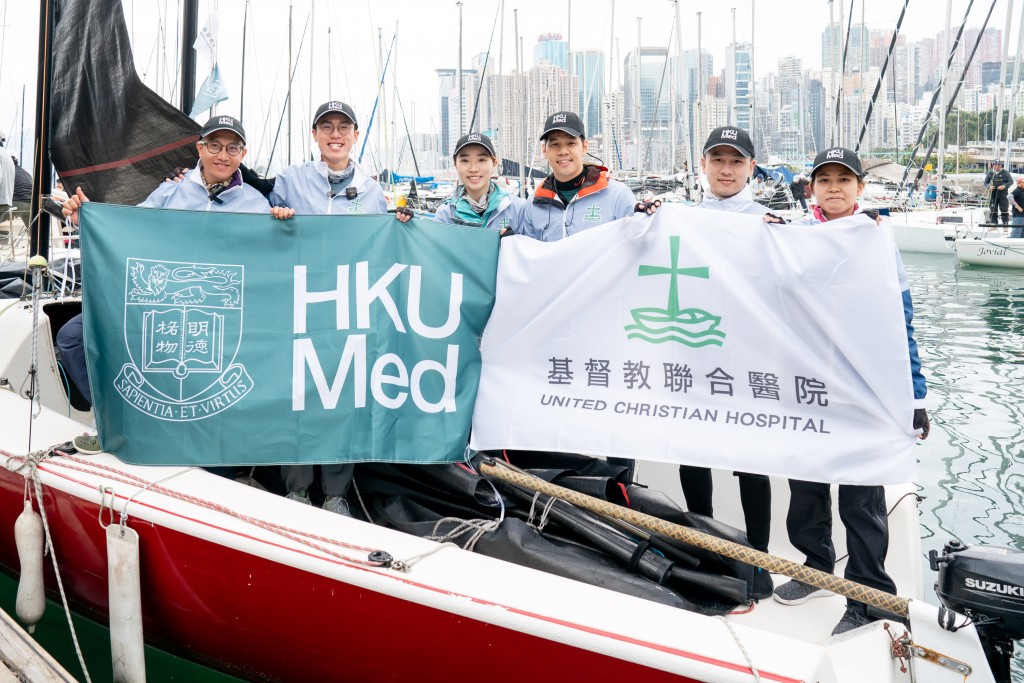 香港大学毕业生组成多队，兵分九 路出战赛事。其中一队以「Catch 22 号」帆船参赛，船上 6 位帆手皆为 医科毕业生，现于基督教联合医院 工作。