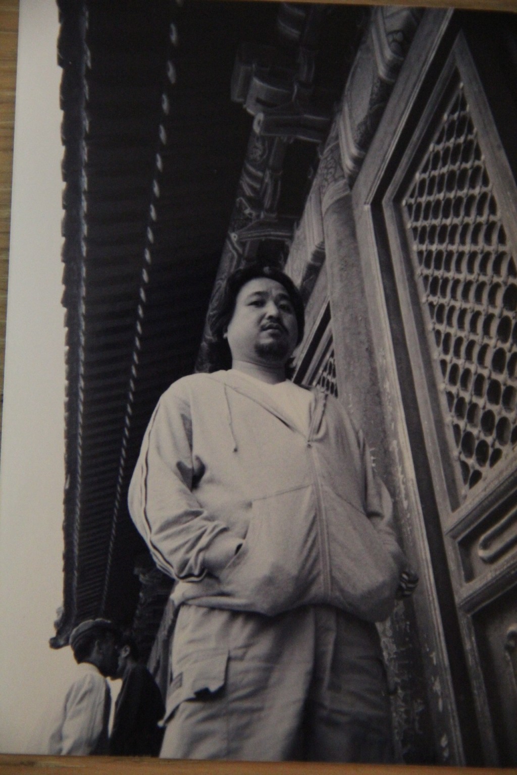 古明華早年在北京拍攝劇集《談談情練練武》。