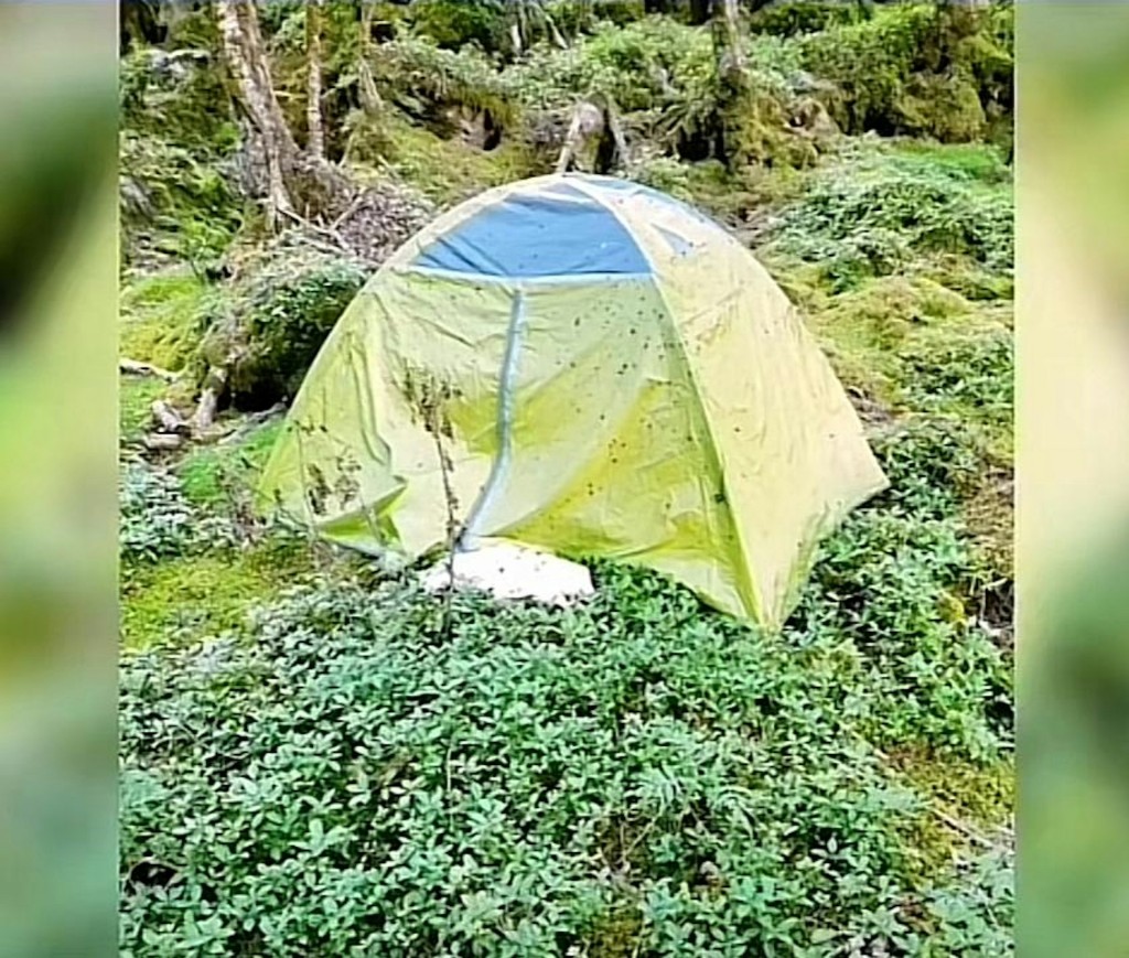 有人在鰲太線上發現遇難登山客帳篷。網上圖片 有人在鰲太線上發現遇難登山客帳篷。網上圖片