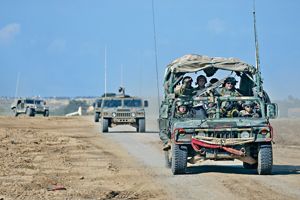 以军车辆在接近加沙地带的以色列南部边境行进。
