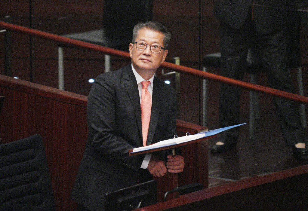 財政司司長陳茂波宣讀新一份《財政預算案》。