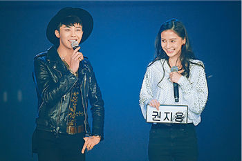 ■GD將印有其韓國名字的簽名名牌送給Baby留念。