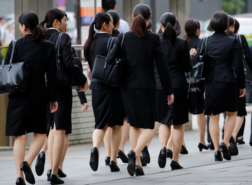 调查指，日本总就业人口达6706万，当中女性占53.2%。 路透社
