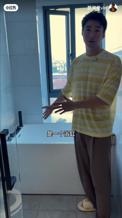 蔡淇俊展示主人房套廁的大浴缸,直言在香港寸金尺土極難擁有。 蔡淇俊展示主人房套廁的大浴缸,直言在香港寸金尺土極難擁有。