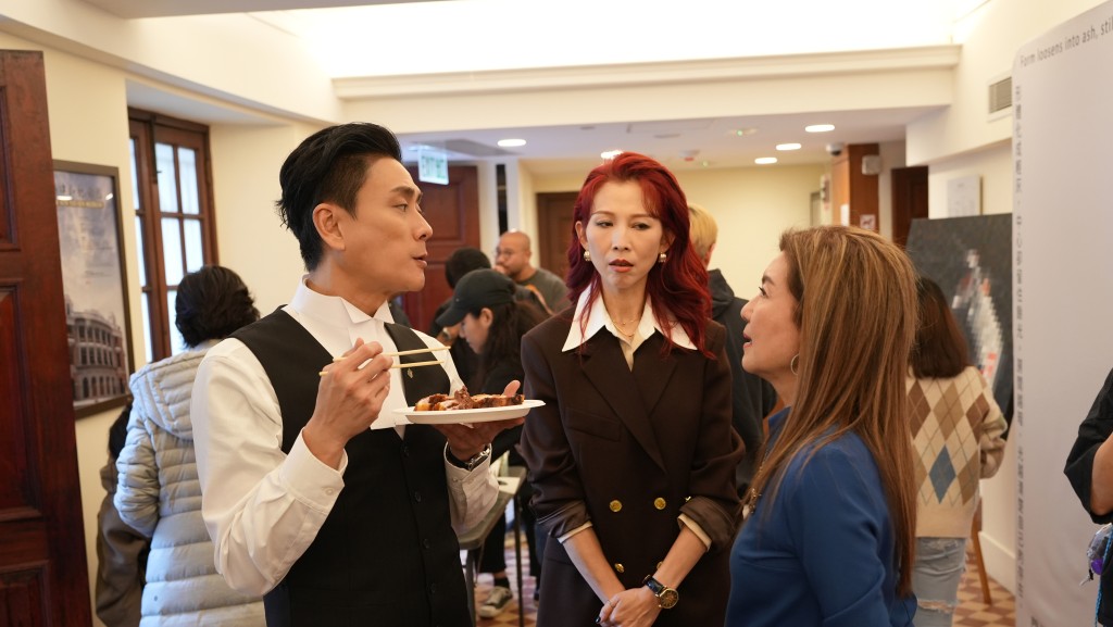 他表示生日大多在劇組度過,僅晚上抽空與朋友吃飯。 他表示生日大多在劇組度過,僅晚上抽空與朋友吃飯。