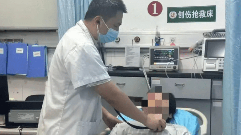 林醫生為患者檢查。福建衛生報 林醫生為患者檢查。福建衛生報