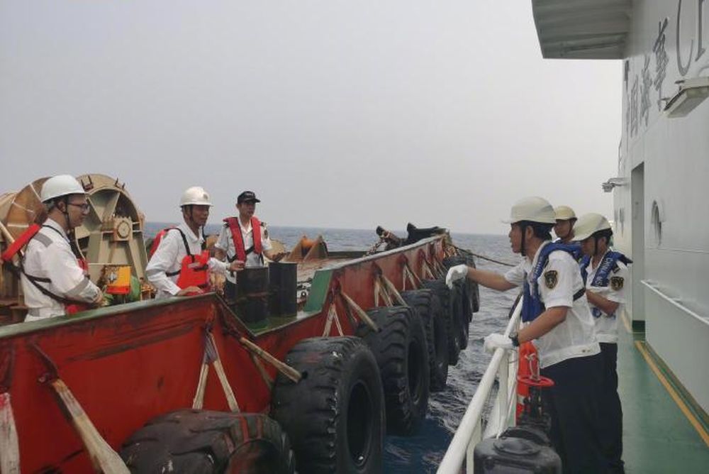 4月9日共协调19艘船舶、1架专业救助直升机在事发海域开展海面和空中搜寻，同时协调专业力量继续开展水下探摸搜寻工作。
