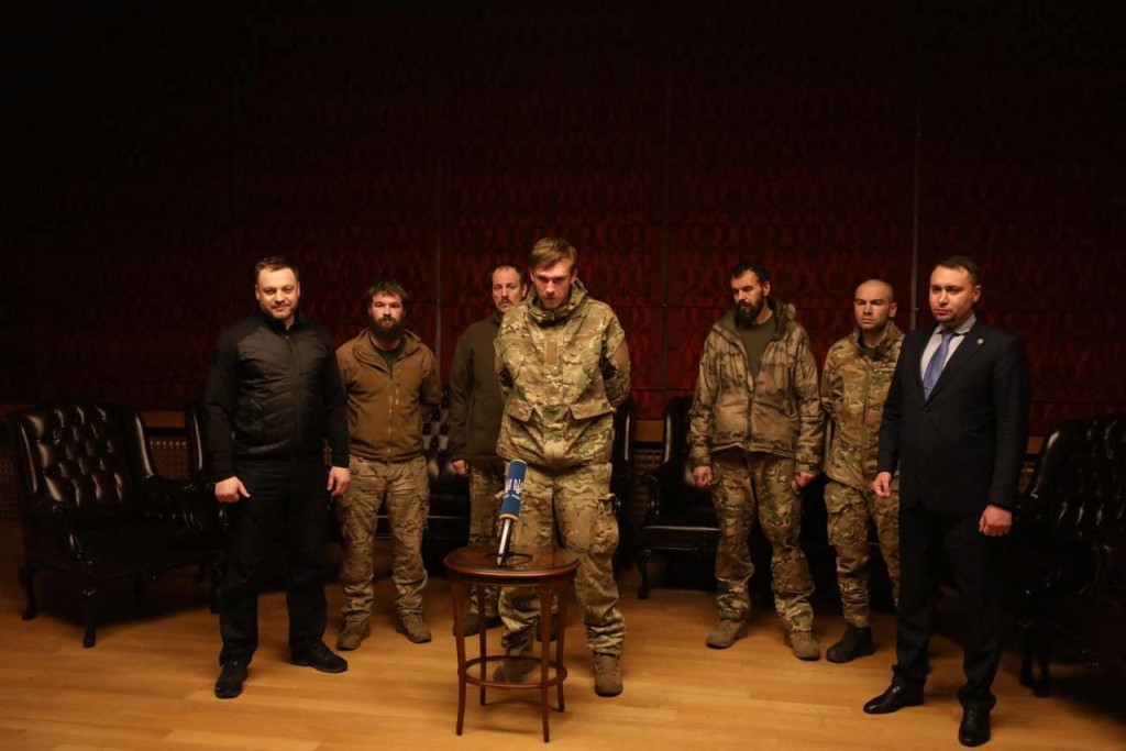 获释的乌克兰人包括数月前率领战士捍卫南部马里乌波尔市亚速钢铁厂的五名高级军事指挥官。AP