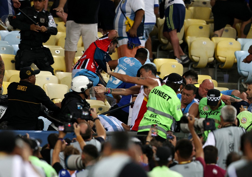 阿根廷球迷和警方进行了3分钟的自由搏击，多人警棍打至头破血流。路透社