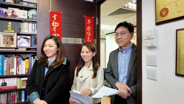 节目中挑战突击默书，拆字作答过程笑料百出。
