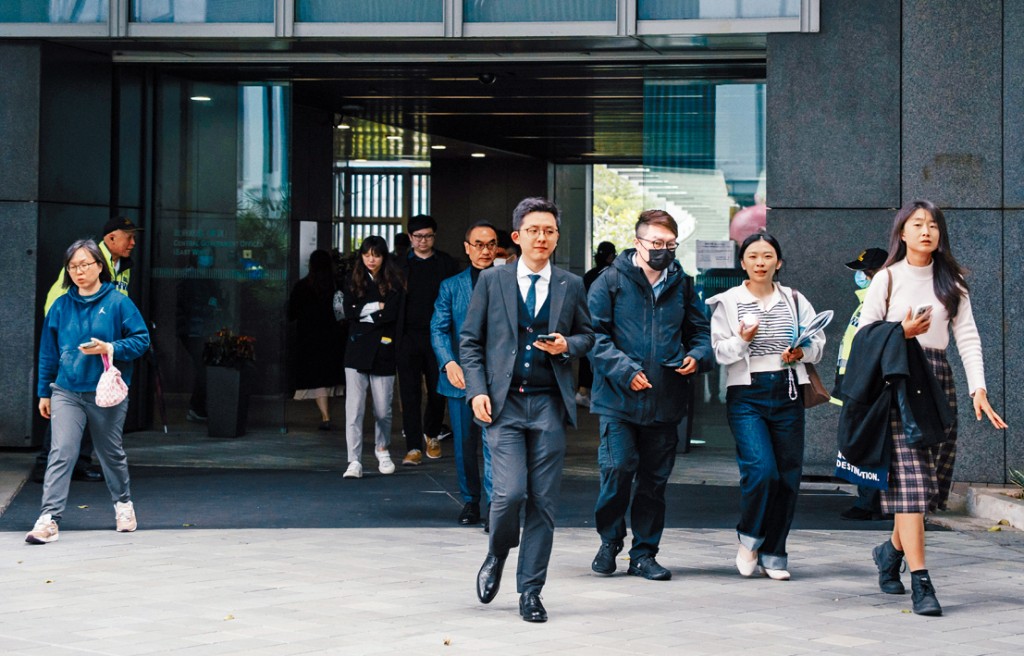 公務員事務局局長楊何蓓茵強調，約4成公務員沒有增薪點。