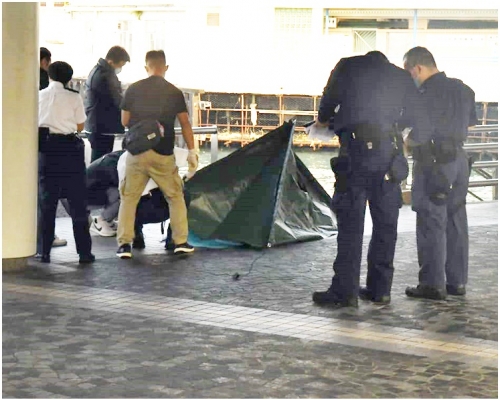 警方以帳篷遮蓋死者遺體。
