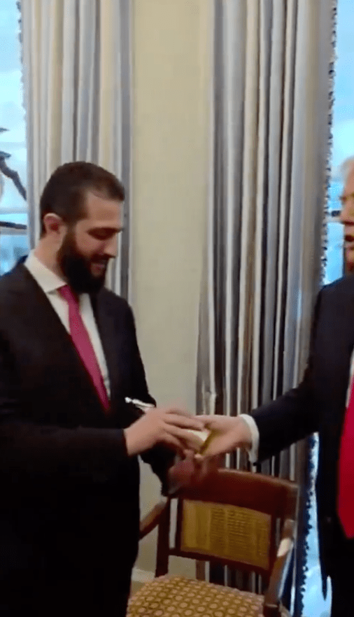 特朗普把香水送給沙拉,說:「這是最好的香味,另一瓶給你太太。」X@_johnnymaga 特朗普把香水送給沙拉,說:「這是最好的香味,另一瓶給你太太。」X@_johnnymaga