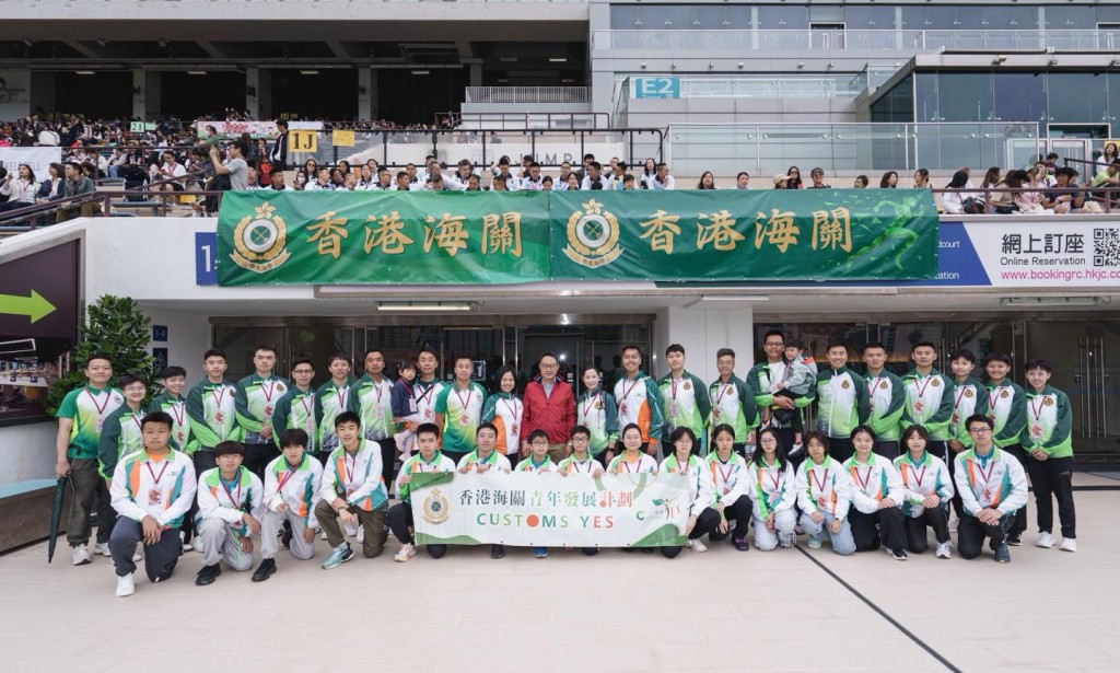 海关关长陈子达率领多位海关关员与Customs YES 会员，一同参加“保良局慈善步行”，并担任主礼嘉宾，为活动主持起步礼。香港海关FB图片