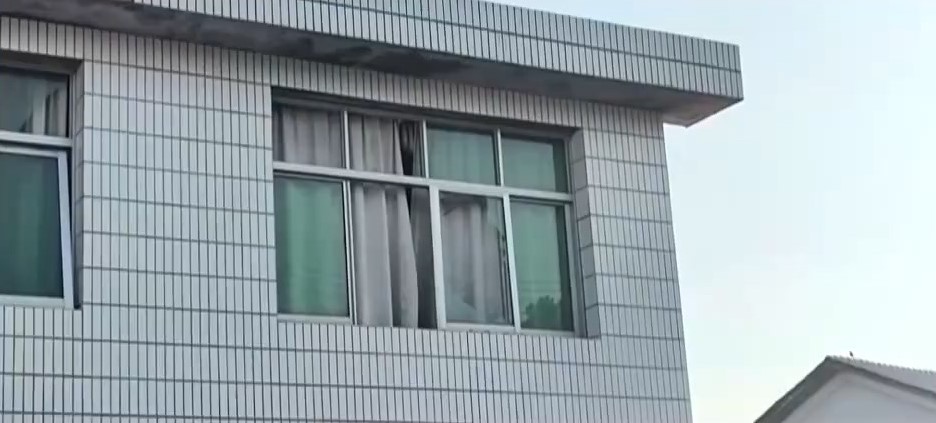 远处建筑物的玻璃亦被震碎。央视截图