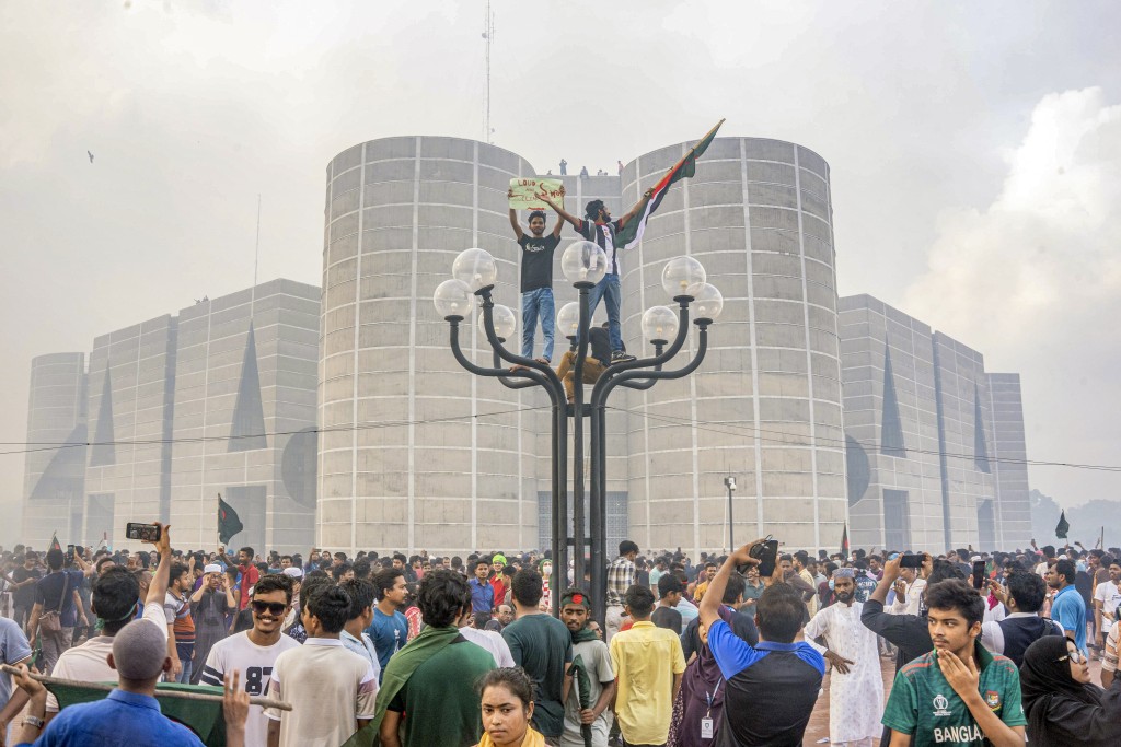 孟加拉反政府示威者上街庆祝哈西娜下台。美联社