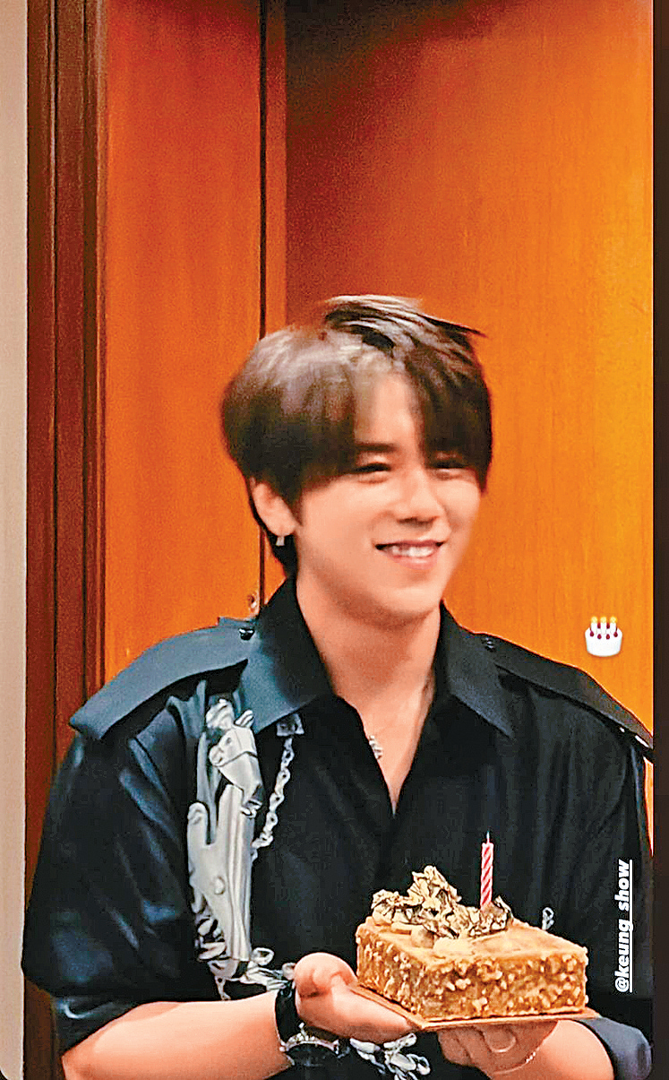 姜濤捧住生日蛋糕笑得極開心。