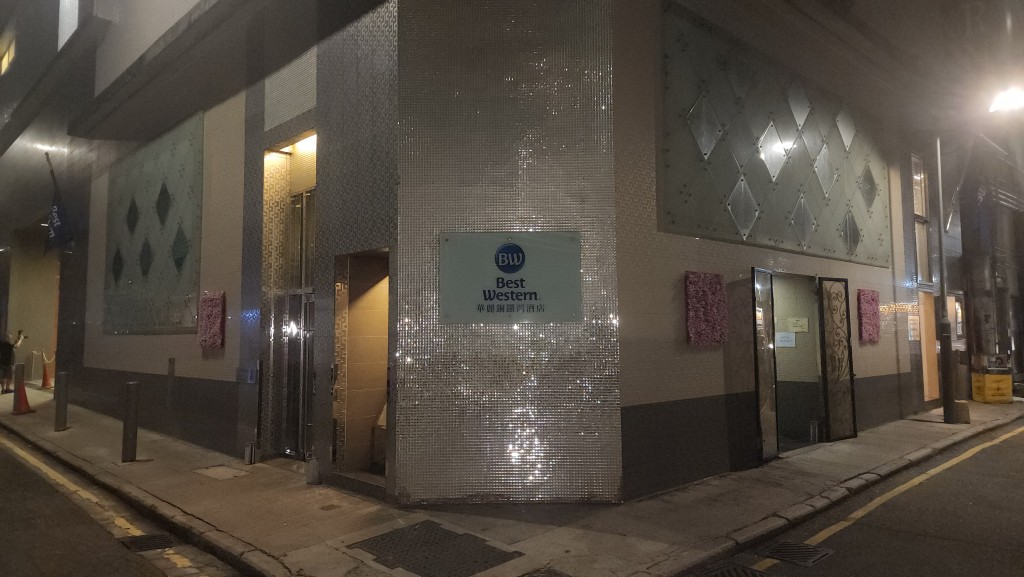 靈頓道38號「華麗銅鑼灣酒店」有人由高處墮下。