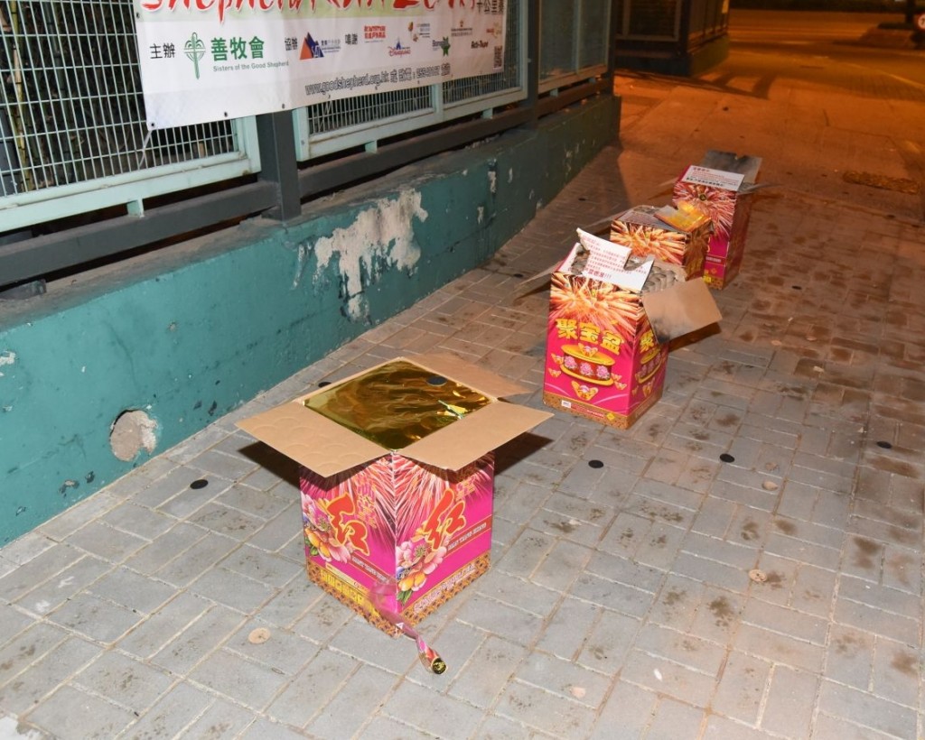 4箱煙花在灣仔運動場對開發現。