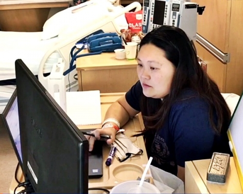 美國加州一位亞裔老師懷孕住院安胎仍選擇在病床上教授網課。網圖