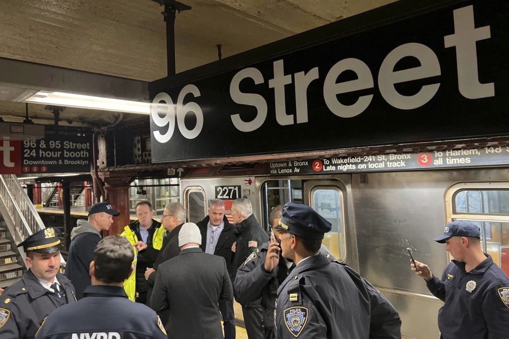 纽约地铁相撞，警方到场救援。　美联社