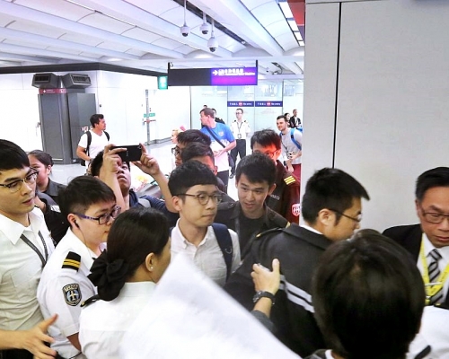 有記者昨晚採訪羅冠聰返港時遇到襲擊。資料圖片