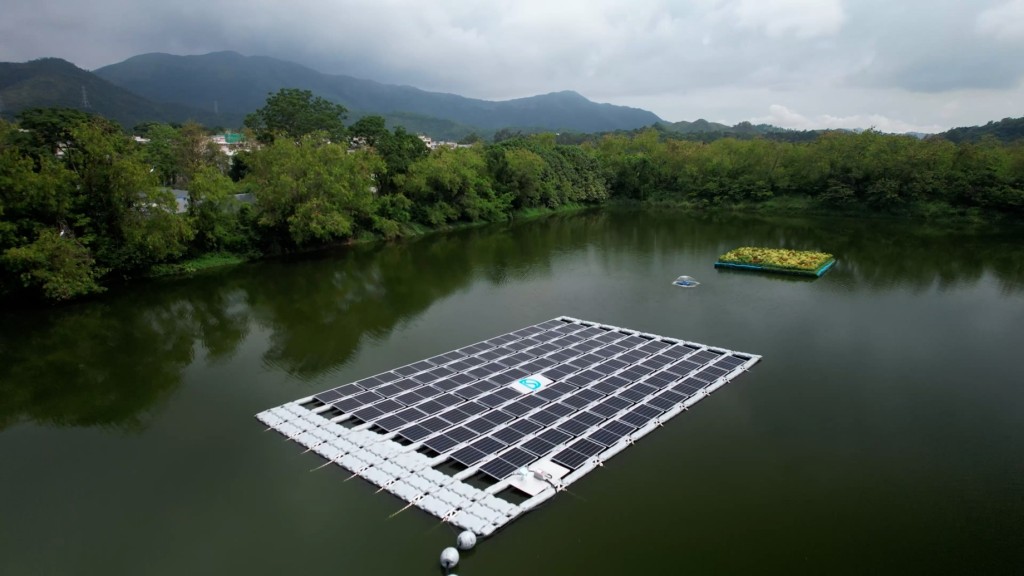 新田蓄洪池浮式太陽能發電系統及生態浮島。渠務署圖片