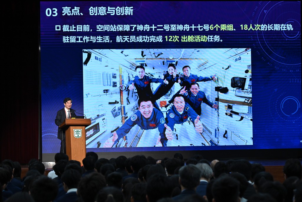 代表团成员甘克力出席在培侨中学举行的「中国载人航天工程代表团与中、小学生真情对话」活动。