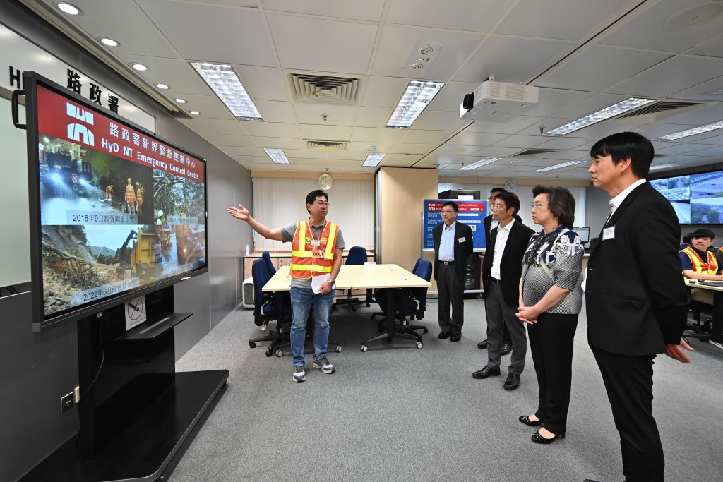 杨何蓓茵（右二）在新界紧急控制中心，了解中心在恶劣天气期间，如何与运输署的紧急事故交通协调中心协作。