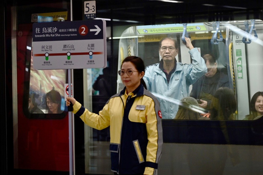 港鐵職員會在月台舉起大型指示牌，標明月台列車行駛方向。