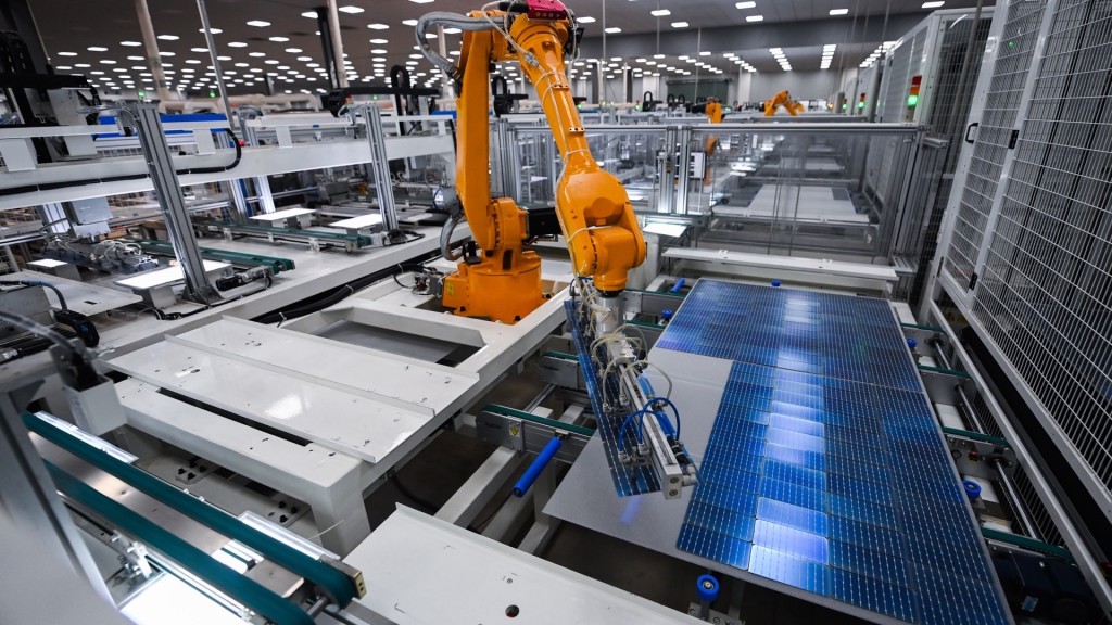 浙江一家绿能科技公司厂房自动化流水线正在加紧生产出口欧洲的光伏组件。 新华社