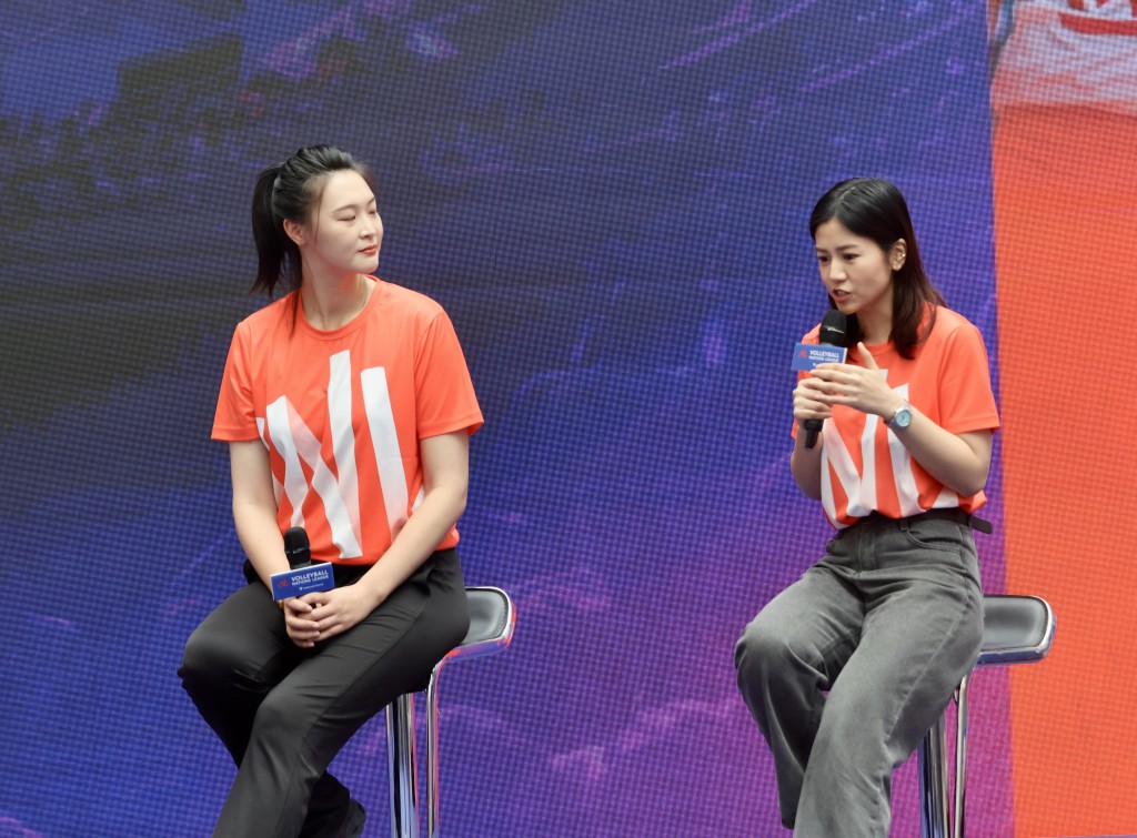 兩位排球女將惠若琪(左)及人氣影星兼排球運動員楊偲泳，在台上大談排球。徐嘉華攝